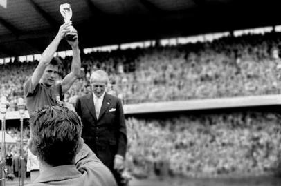 luís bellini , bellini , capitão , seleção brasileira de futebol , jules rimet , copa do mundo de futebol 1958 , taça , levantando a taça , troféu , hideraldo luís bellini