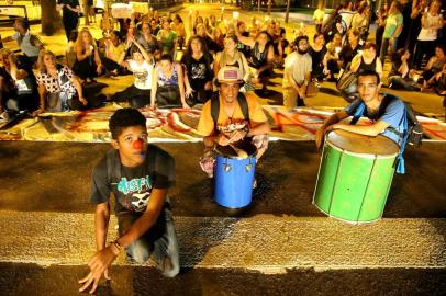  

PORTO ALEGRE, RS, BRASIL, 20-03-2014: Protesto de alunos e professores do Instituto Estadual  de Eduação Flores da Cunha. A manifestação bloqueou a avenida Osvaldo Aranha pedindo a reforma do prédio do IEE. (Foto:Ricardo Duarte/Agência RBS/Geral)