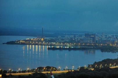  

PORTO ALEGRE, RS, BRASIL, 21-03-2014: Amanhecer com tempo nublado e nevoeiro. (Foto: Diogo Zanatta/Especial, GERAL)