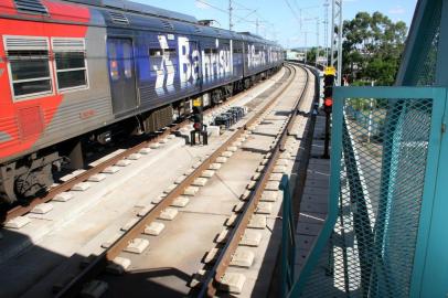 Idoso morre atropelado por um trem da Trensurb, na estação Fenac, em Novo Hamburgo.