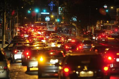  Porto Alegre, RS, Brasil, 27.03.2013Foto Ricardo DuarteManifestação de estudantes contra o aumento da passagem de ônibus em Porto Alegre. Na foto engarrafamento na avenida Azenha.