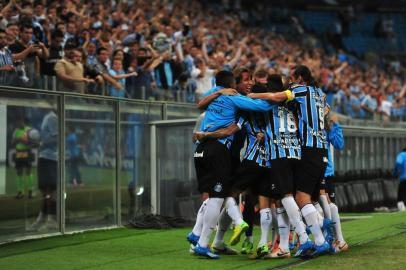  

PORTO ALEGRE,BRASIL,RS - 26/03/2014 - Gauchão - Semifinal, Grêmio x Brasil-PEL na Arena.(FOTO:FÉLIX ZUCCO/AGÊNCIA RBS)
Grêmio abre o placar, jogador Dudu chuta e Fernando Cardozo (Brasil-pel) desvia bola e faz contra.