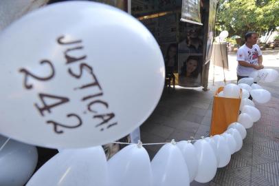  SANTA MARIA , RS , BARSIL , 27/03/2014 Na manhã desta quinta-feira, data em que a tragédia da boate Kiss completa 1 ano e dois meses, integrantes do Movimento Santa Maria do Luto à Luta enfeitam a Praça Saldanha Marinho com balões, em memória das 242 vítimas. A tenda da vigília, que fica na mesma praça, também foi decorada com balões.FOTO JEAN PIMENTEL / AGÊNCIA RBS , GERAL