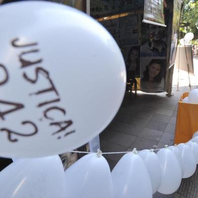  SANTA MARIA , RS , BARSIL , 27/03/2014 Na manhã desta quinta-feira, data em que a tragédia da boate Kiss completa 1 ano e dois meses, integrantes do Movimento Santa Maria do Luto à Luta enfeitam a Praça Saldanha Marinho com balões, em memória das 242 vítimas. A tenda da vigília, que fica na mesma praça, também foi decorada com balões.FOTO JEAN PIMENTEL / AGÊNCIA RBS , GERAL