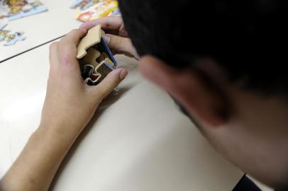  

Dia mundial do autismo -
menino autista fazendo atividades recreativas no Programa Mosaico Centro Dia, que atende pessoas com deficiência.