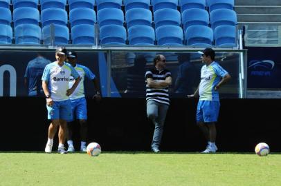 Último treino do Grêmio antes do Gre-Nal 400 foi com portões fechados. No lance, o técnico Enderson Moreira