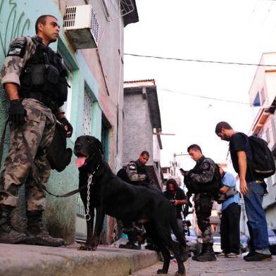 Forças de segurança ocupam Complexo da Maré, no Rio de Janeiro