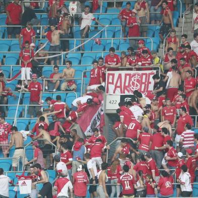  

PORTO ALEGRE, RS, BRASIL, 30-03-2014:Campeonato Gaúcho - primeiro jogo da final (Gre-Nal 400), Grêmio x Inter na Arena.(Foto:Diego Vara/Agência RBS)