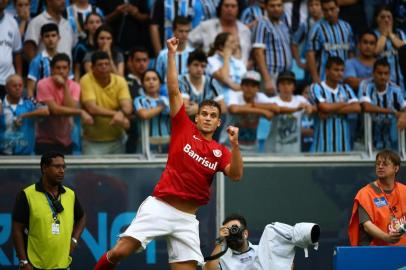  

PORTO ALEGRE, RS, BRASIL, 30-03-2014:Campeonato Gaúcho - primeiro jogo da final (Gre-Nal 400), Grêmio x Inter na Arena (Foto:Mauro Vieira/Agência RBS)
Jogador Rafael Moura faz seu gol