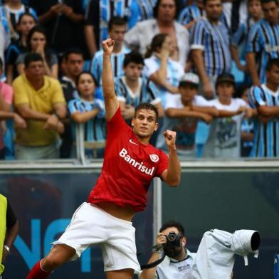  

PORTO ALEGRE, RS, BRASIL, 30-03-2014:Campeonato Gaúcho - primeiro jogo da final (Gre-Nal 400), Grêmio x Inter na Arena (Foto:Mauro Vieira/Agência RBS)
Jogador Rafael Moura faz seu gol