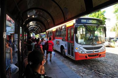  SANTA MARIA, RIO GRANDE DO SUL, BRASIL, 18-02-2014: Passageiros reclamam do aumento da tarifa do transporte coletivo em Santa Maria, que na sexta-feira passará para R$ 2,60. Na ATU, a fila que se acumulava pode ser atribuída mais à volta às aulas do que ao aumento da passagem previsto para sexta-feira. Sobre o viaduto Evandro Behr, alguns estudantes recolhiam assinaturas para um abaixo-assinado contra o aumento. (Foto: Ronald Mendes/ Agência RBS, ECONOMIA)