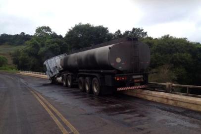 Caminhão pega fogo e bloqueia trânsito sobre ponte no norte do Estado