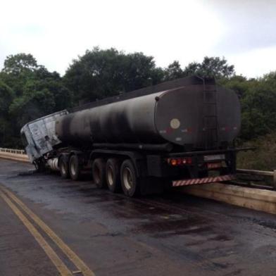 Caminhão pega fogo e bloqueia trânsito sobre ponte no norte do Estado