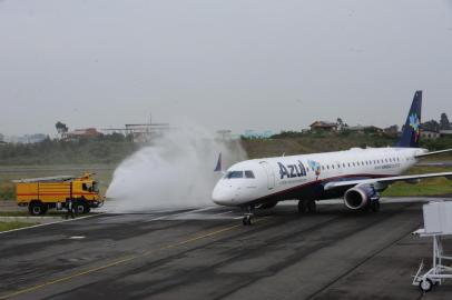  Primeiro Voo da Azul em Caxias do Sul. Empresa Aérea Azul inaugura voo em Caxias do Sul. Na foto, bombeiros batizam o avião.