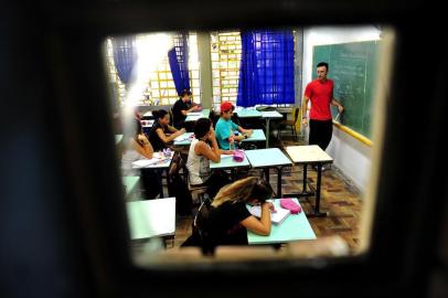  

PORTO ALEGRE,BRASIL,RS, BRASIL, 27-03-2014: Na Escola Estadual de Ensino Médio Professor Alcides Cunha, o professor de Matemática foi aprovado no concurso do magistério, mas continua trabalhando por contrato temporário. Pesquisa ZH sobre o quadro de professores na rede estadual. (FOTO:CARLOS MACEDO/GERAL/AGÊNCIA RBS)