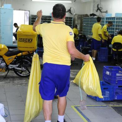  PORTO ALEGRE , RS , BRASIL , 07-03-2014 -O julgamento que deve decidir o futuro da greve dos funcionários dos Correios já tem data para acontecer. O Tribunal Superior do Trabalho (TST) marcou para o dia 12 de março, às 15h30min, em Brasília, a sessão que discutirá a paralisação, que já dura 37 dias (FOTO : RONALDO BERNADI / AGENCIA RBS / GERAL )