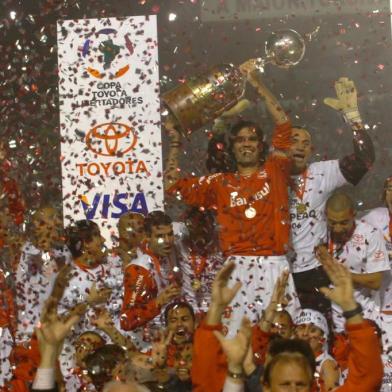 *** Valdir Friolin - Inter comemora2 ***
Internacional empata em 2 a 2 com o São Paulo no estádio Beira-Rio e conquista a Copa Libertadores da América 2006 pela primeira vez.
Capitão Fernandão levanta a taça.