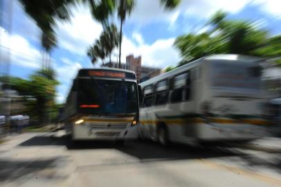  

PORTO ALEGRE, RS, BRASIL - 03-04-2014 - Fortunati deve sancionar na sexta-feira o aumento da passagem de ônibus em 15 centavos. Usuários comentam sobre o possível aumento (FOTO: FÉLIX ZUCCO/AGÊNCIA RBS)