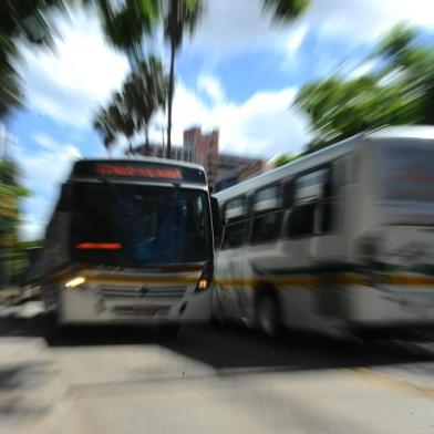  

PORTO ALEGRE, RS, BRASIL - 03-04-2014 - Fortunati deve sancionar na sexta-feira o aumento da passagem de ônibus em 15 centavos. Usuários comentam sobre o possível aumento (FOTO: FÉLIX ZUCCO/AGÊNCIA RBS)