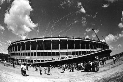 Inauguração do Estádio Beira-Rio, em 6 de abril de 1969.#envelope: 56179*OBS CDI: não foi possível identificar o fotógrafo no envelope original de negativos.