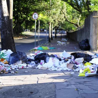  

Lixo na rua Marechal José Inácio da Silva.