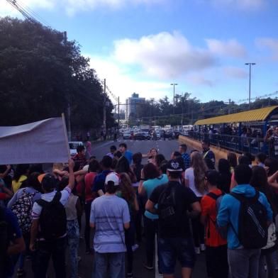 protesto - estudantes - rdgol - 04/09/2014