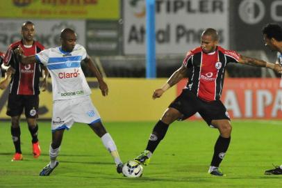  

NOVO HAMBURGO, RS, BRASIL, 09-04-2014: Partida entre o Nova Hamburgo e o Joinville (JEC), no Estádio do Vale. Em quatro participações na Copa do Brasil, o JEC nunca conseguiu passar da segunda fase da competição. Nesta edição, o objetivo é de ir o mais longe possível e, quem sabe, surpreender o país. Para isso, tudo começa neste 9 de abril, quando o clube enfrenta o Novo Hamburgo (RS). (Foto: carlos macedo/Agência RBS, ESPORTES, A NOTÍCIA)