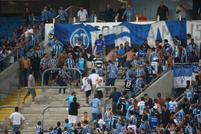  

PORTO ALEGRE , RS , BRASIL , 10-04-2014 - Libertadores da América, Grêmio x Nacional (URU) na Arena.(Foto : MAURO VIEIRA/ Agencia RBS )
Briga na arquibandaca entre torcedores gremistas.