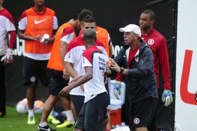  

PORTO ALEGRE , RS , BRASIL , 11-04-2014 -Briga de Wilinas e Fabricio Treino do Inter ( FOTO : RONALDO BERNARDI / AGENCIA RBS / ESPORTE )