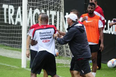  

PORTO ALEGRE , RS , BRASIL , 11-04-2014 -Briga de Wilinas e Fabricio Treino do Inter ( FOTO : RONALDO BERNARDI / AGENCIA RBS / ESPORTE )