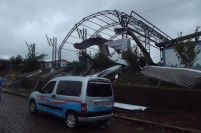 tornado, vendaval, destruição, Tapejara, RS, geral, defesa civil