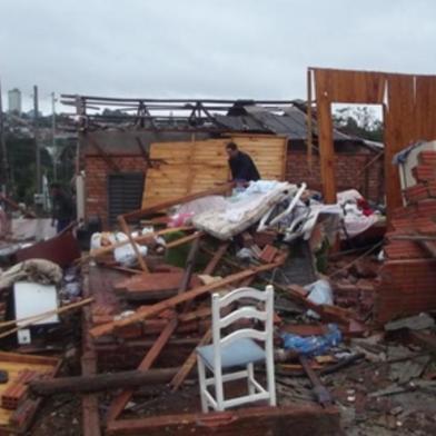 tornado, vendaval, destruição, Tapejara, RS, geral, defesa civil