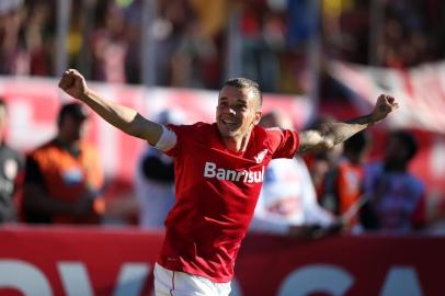  CAXIAS DO SUL , RS , BRASIL , 13-04-2014 - Gre-Nal 401 - Campeonato Gaúcho, segundo jogo da final no estádio Centenário, em Caxias. Foto : MAURO VIEIRA/ Agencia RBS )Jogador D'Alessandro abre o placar Inter 1 x 0 Grêmio