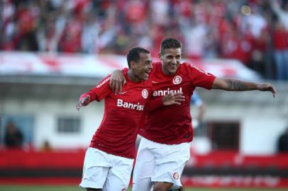  

CAXIAS DO SUL , RS , BRASIL , 13-04-2014 - Gre-Nal 401 - Campeonato Gaúcho, segundo jogo da final no estádio Centenário, em Caxias. Foto :JEFFERSON BOTEGA/ Agencia RBS )
Jogador Alan Patrick faz o gol do Inter, Rafael Moura (D)