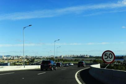  

PORTO ALEGRE, RS, BRASIL, 13-04-2014. Saída da Rodovia do Parque que dá acesso a Freeway, é trecho de vários acidentes. (Foto Andréa Graiz/Agência RBS, rede Social).