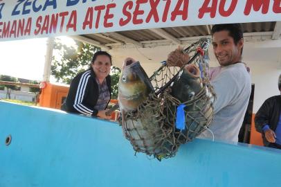  Santa Maria, 14/04/2014, RS, BRASIL_ Comércio de peixe vivo para a Semana Santa,ponto de venda na rua Radialista Osvaldo Nóbrega no Bairro Passo D'Areia. Fotos: Fernando Ramos/Agência RbsNa foto: Marielena Brutti e Moacir Friedrich e a menina Maria Luiza Friedrich(colo)