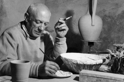 Pablo Picasso - pintor em seu atelier
BIO-PICASSO
Pablo Picasso s'adonne à la cÈramique dans son atelier de Vallauris en avril 1949.
#PÁGINA:24
 Fonte: Divulgação
 Fotógrafo: Não se Aplica