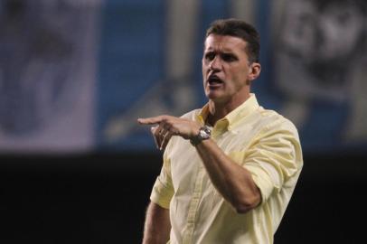 PA - COPA DO BRASIL/PAYSANDU X ATLÉTICO-PR  - ESPORTES - Vágner Mancini, técnico do Atlético-PR, em partida contra o   Paysandu, válida pela Copa do Brasil, no Estádio Olímpico do Pará,   em Belém (PA), nesta   quarta-feira.    17/07/2013 - Foto: ANTONIO CíCERO/ESTADÃO CONTEÚDO