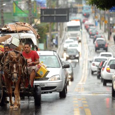  

congestionamento na rua dep antonio edu vieira carroça faz trãnsito ficar ainda mais lento
Indexador:                                 