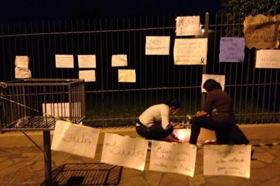 TRÊS PASSOS - Cartazes na frente da casa do médico Leandro Boldrini, pai do menino Bernardo Uglione Boldrini.