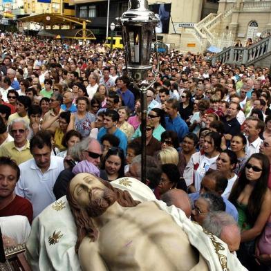 *** Procissão/Semana Santa- Ricardo1 ***Semana Santa Sexta-feira santa com a Procissão do Senhor Morto. Chegada à catedral da praça Dante Alighieri, no centro da Caxias do Sul.