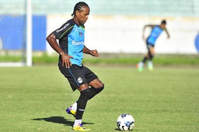  

PORTO ALEGRE, RS , BRASIL , 16-04-2014 - Treino do Grêmio no estádio Olímpico. Foto : LAURO ALVES/ Agencia RBS )
Jogador Zé Roberto