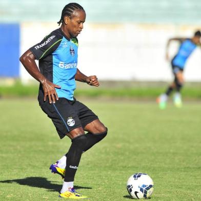  

PORTO ALEGRE, RS , BRASIL , 16-04-2014 - Treino do Grêmio no estádio Olímpico. Foto : LAURO ALVES/ Agencia RBS )
Jogador Zé Roberto