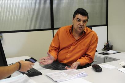  

CAXIAS DO sUL, RS, BRASIL  (09/04/2014) Crise na Prefeitura. Confusão nas Férias de Alceu Barbosa. Na foto, Manoel Marrachinho relata seu encontro com Gustavo Toigo.   (Roni Rigon/Pioneiro)