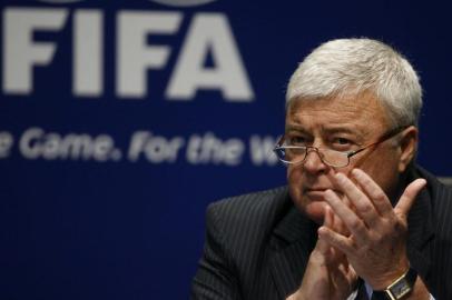 Ricardo Teixeira aplaude o anúncio do Brasil ser a sede da Copa do Mundo em 2014.#PÁGINA:49Ricardo TeixeiraFIFA Executive Member Ricardo Teixeira of Brazil claps his hands prior to the awarding of the 2014 World Cup at the FIFA headquarters in Zurich, Switzerland, Tuesday, Oct. 30, 2007. Brazil's long wait to stage the World Cup will end today when it is named the host nation for the 2014 finals. Brazil is the only candidate to stage the world's largest and most lucrative single-sport tournament after its bid was approved by FIFA's technical delegation last week. By the time the finals kickoff, 64 years will have passed since the South American country hosted the World Cup for the only other time. (AP Photo/Keystone/Steffen Schmidt) Fonte: AP Fotógrafo: Steffen Schmidt