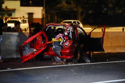  

Uma pessoa morreu e três ficaram feridas na colisão entre um carro e um ônibus na BR-116, em São Leopoldo. O acidente ocorreu na madrugada desta sexta-feira na altura do km 247, no sentido Interior - Capital.