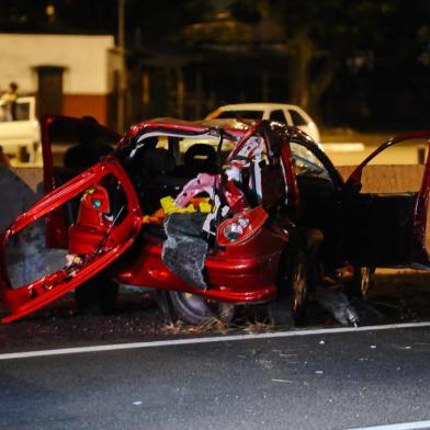  

Uma pessoa morreu e três ficaram feridas na colisão entre um carro e um ônibus na BR-116, em São Leopoldo. O acidente ocorreu na madrugada desta sexta-feira na altura do km 247, no sentido Interior - Capital.