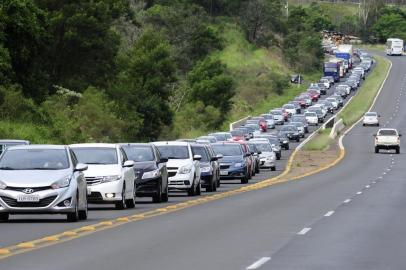 Movimentação de trânsito na saída do feriadão de Páscoa na BR-386, em Montenegro.
Foto: Ronaldo Bernardi/Agência RBS