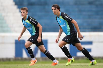 PORTO ALEGRE, RS, BRASIL. Treino do Grêmio no Olímpico.
Na foto: zagueiros Bressan e Geromel.
Foto: Diego Vara/Agência RBS