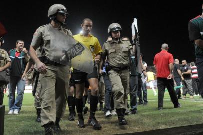  

JOINVILLE ,SC, BRASIL , 18-04-2014:  JEC x Portuguesa. Primeiro jogo da série B do campeonato Brasileiro B. Portuguesa tirou o time de campo aos 20 minutos do primeiro tempo. Arbitragem saindo de campo. (foto: Rodrigo Philipps / Agencia RBS , ESPORTE)